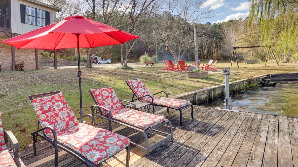 Shelby House | Waterfront Lay Lake Retreat w/Dock & 3 Piers!