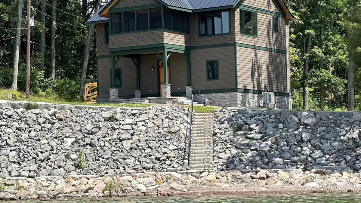 Clayton House | Waterfront living - St Lawrence River view.