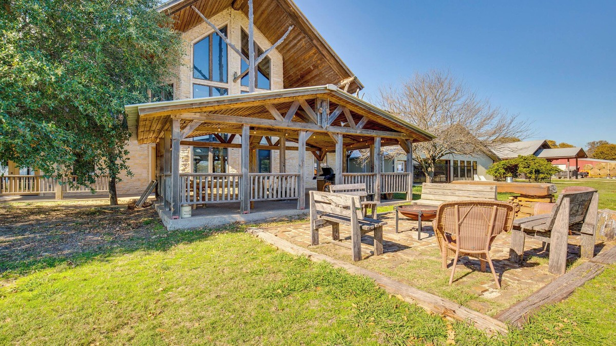 Quinlan House | Waterfront Lodge on Lake Tawakoni: Group Getaway!