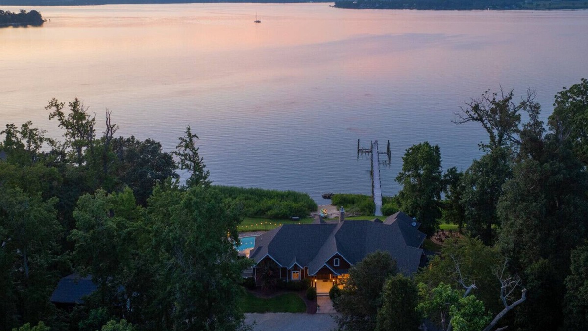 Earlville House | Waterfront Lodge packed with Amenities