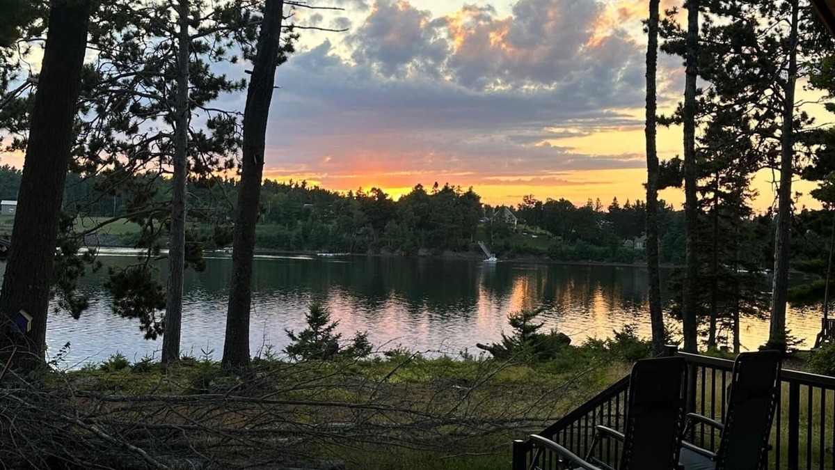 Mundleville Cabin | Waterfront Lodge. Pet friendly. Breathtaking Sunsets!