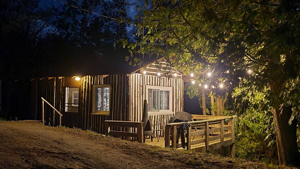 North Frontenac Cabin | Waterfront Log Cabin at the shores of Mosque Lake!