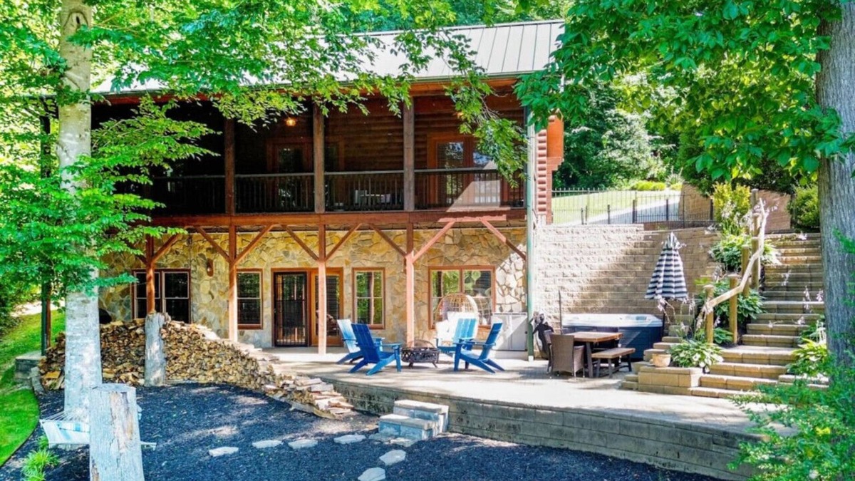 Lake Norman of Catawba Cabin | Waterfront Log Cabin w/Hot Tub, Kayaks, Firepit, King Beds, & Pet-Friendly