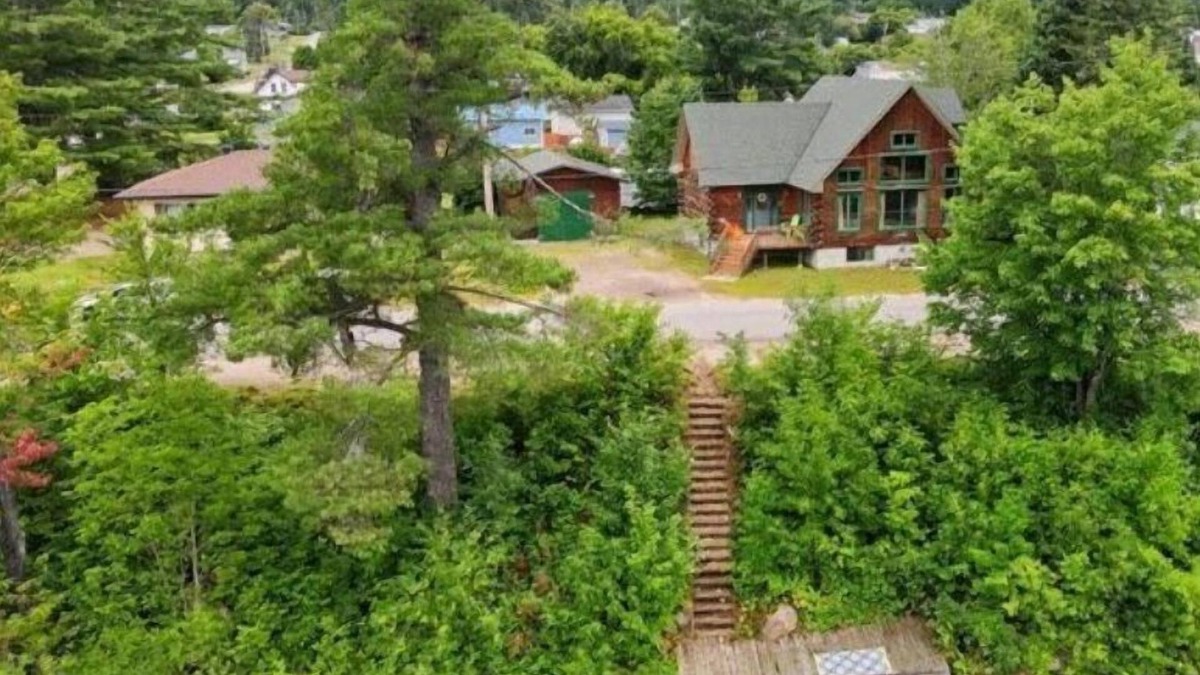 Mattawa House | Waterfront Log Home