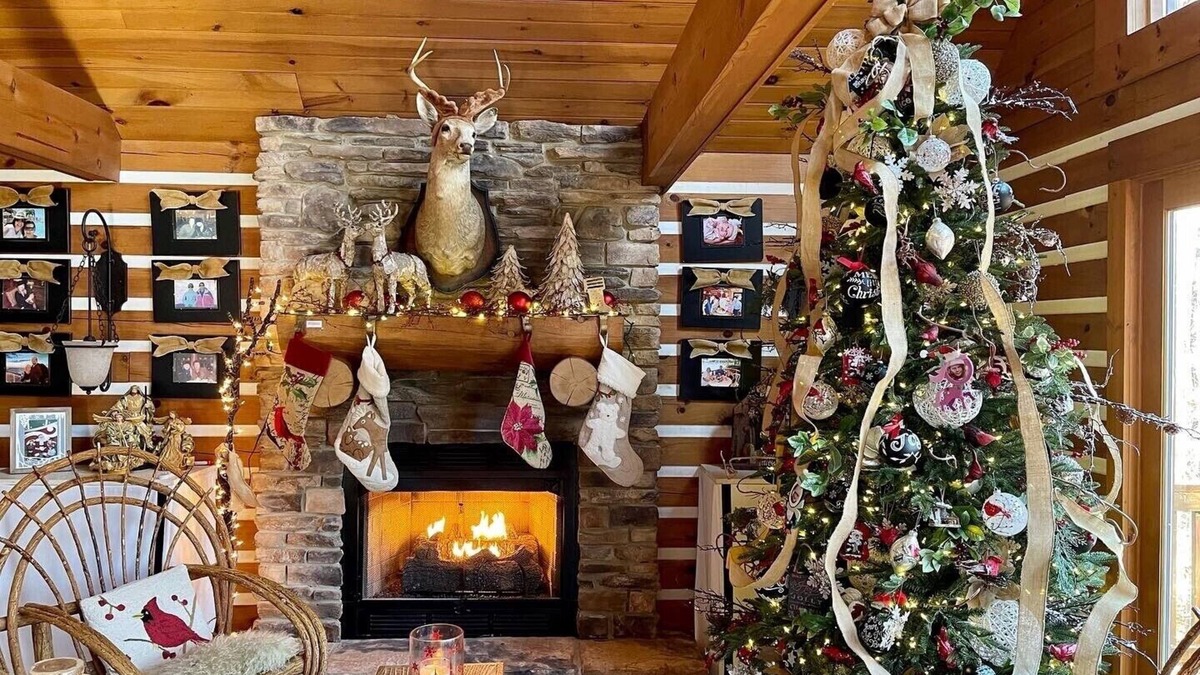 Clarksville House | WATERFRONT LOG HOME FOR FAMILY CHRISTMAS! HOT TUB/FIREPLACES/LARGE DECK/FIRE PIT