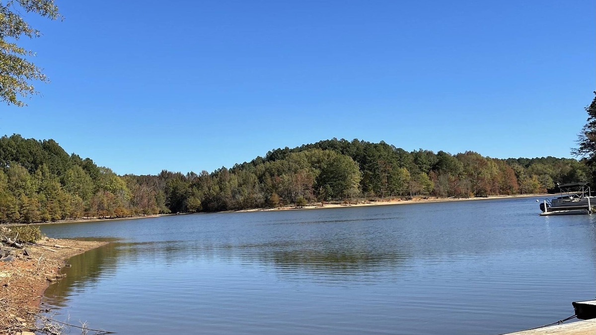 Clarksville House | WATERFRONT LOG HOME! HOT TUB/2 FIREPLACES/FIRE PIT/LARGE DECK/77" TV SUR. SOUND!