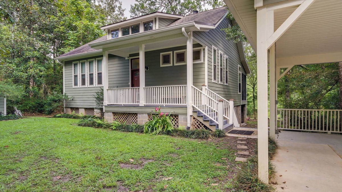 Fluker Cottage | Waterfront Loranger Cottage: Hot Tub, Deck & Grill