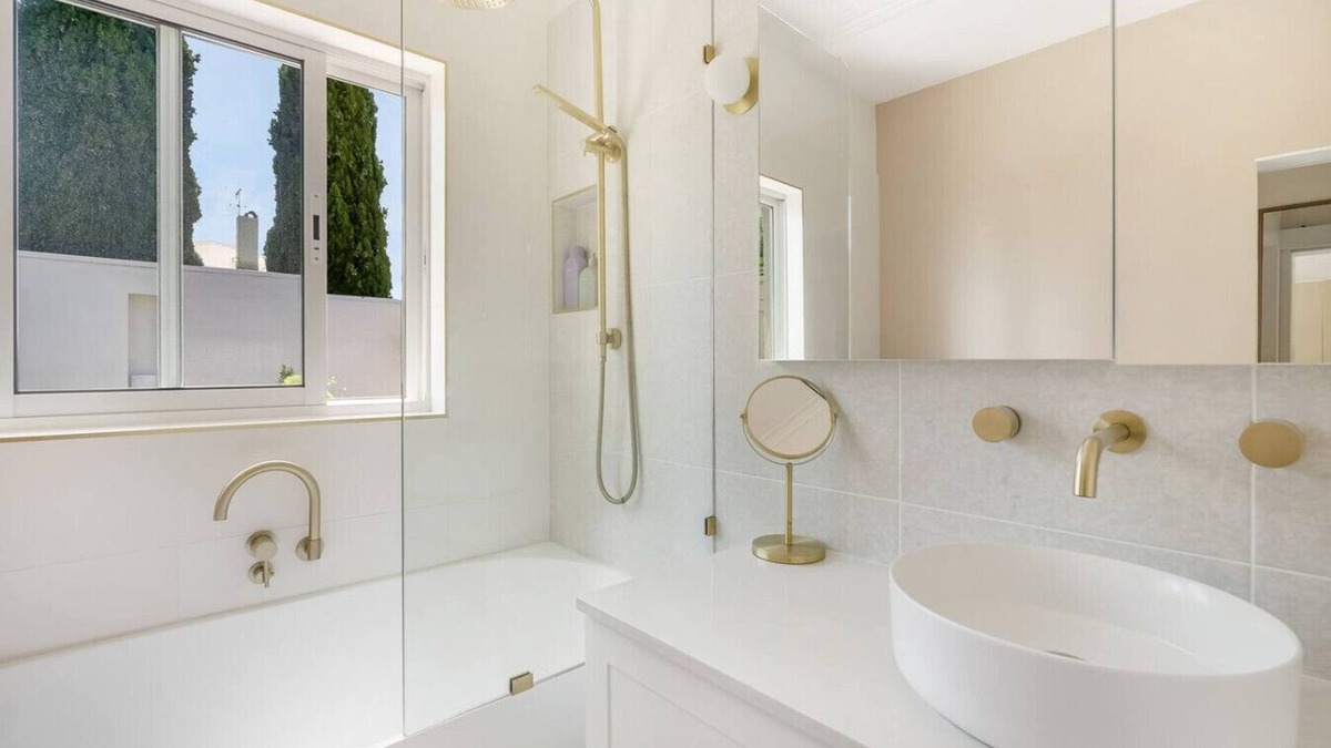 Sandy Bay Apartment | Waterfront luxe- a Hobart oasis