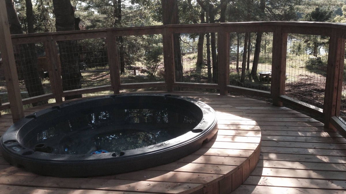 Lansdowne Cottage | Waterfront Luxury Cottage for 8 with Private Hot Tub & Free Dockage