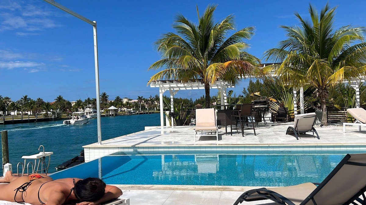Bahamia West Villa | Waterfront luxury villa in Freeport Bahamas