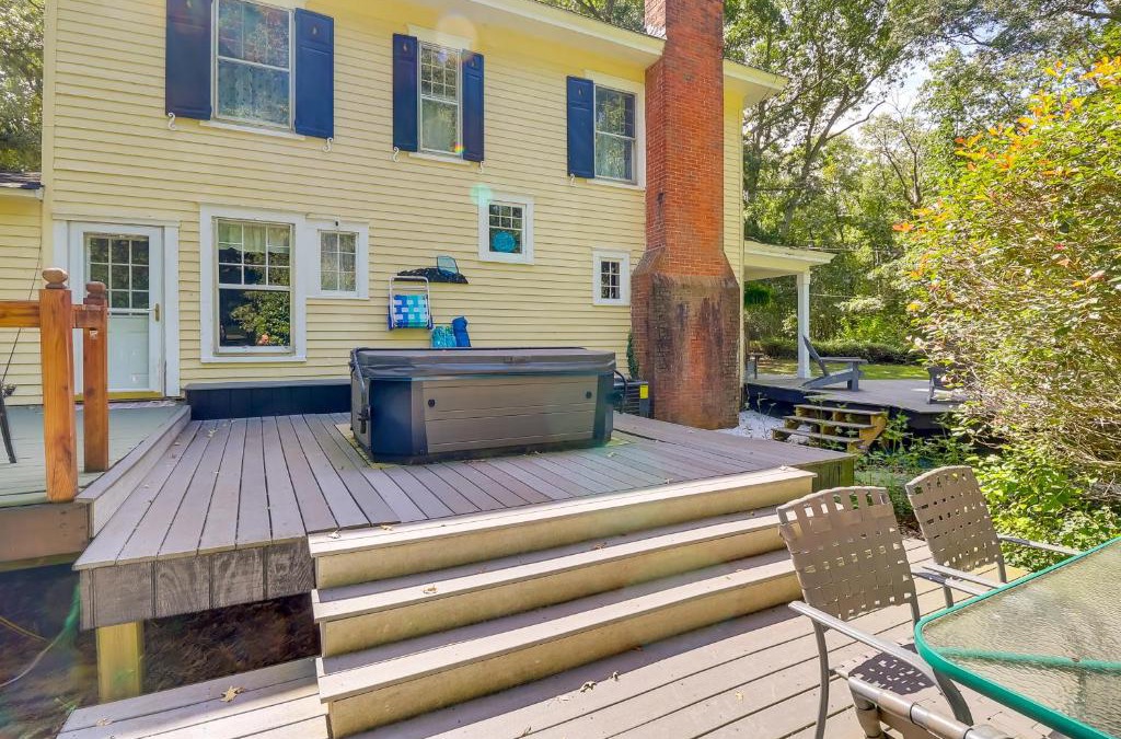 Golts House | Waterfront Millington Vacation Rental with Hot Tub!