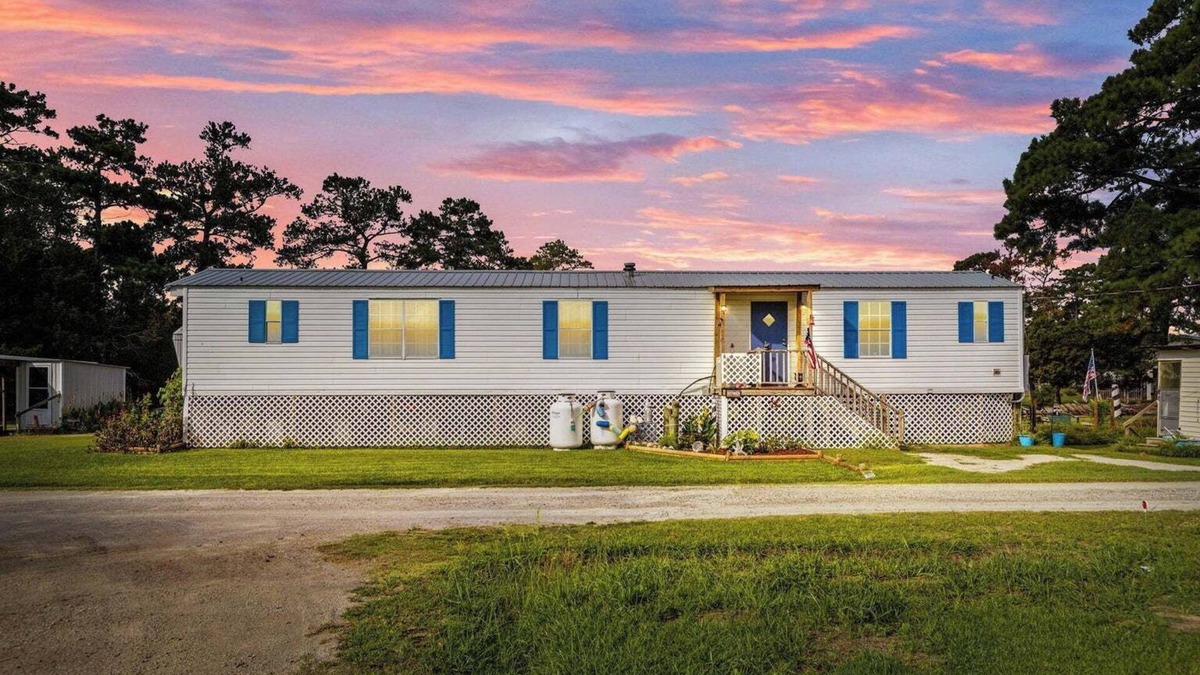 Merritt House | Waterfront mobile home with AC in quite Merritt NC!