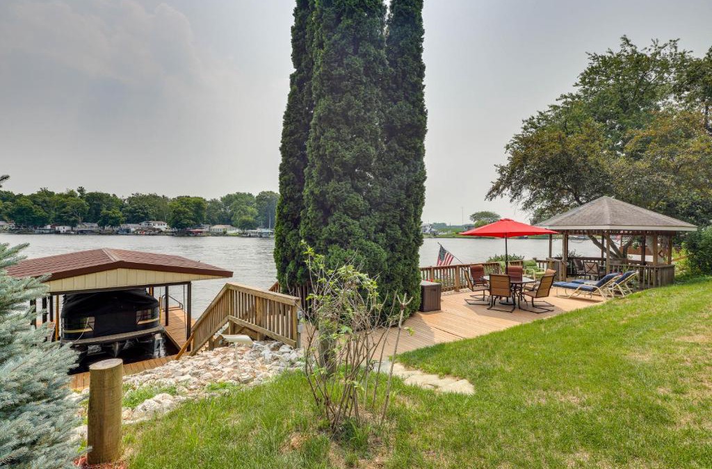 Monticello House | Waterfront Monticello Home with Fire Pit and Deck!
