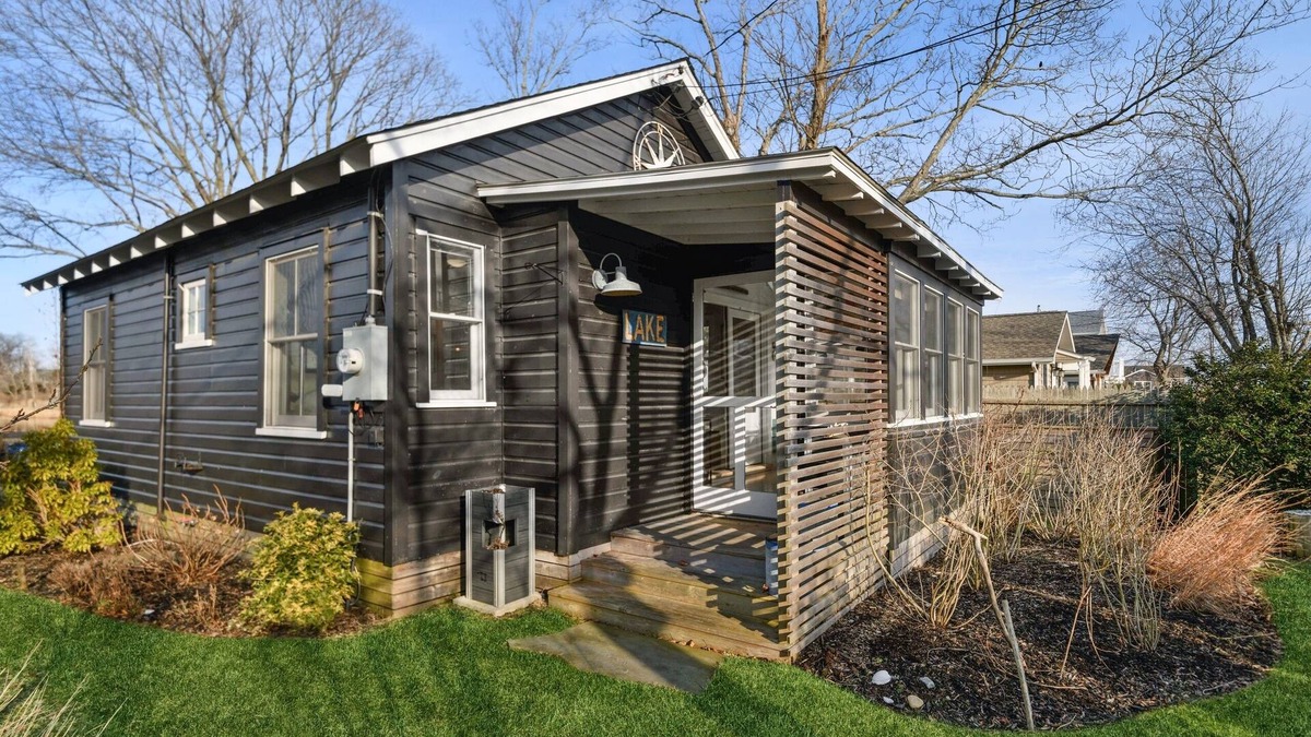 East Marion Cabin | Waterfront NoFo Cottage with public beach access