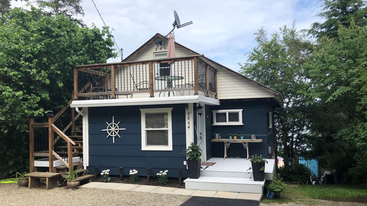 Squilax House | Waterfront on Shuswap Lake