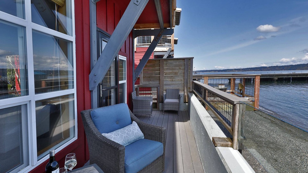 Langley Condo | Waterfront one bedroom condo - private deck offering spectacular views
