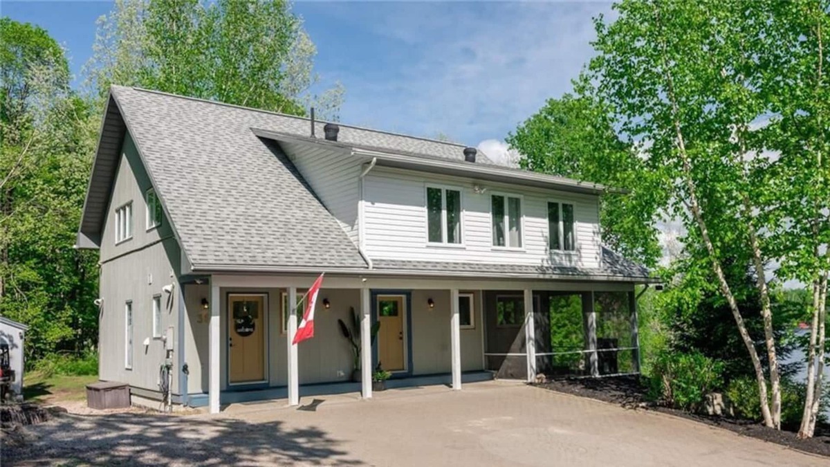 Bonfield Cottage | Waterfront, open concept cottage