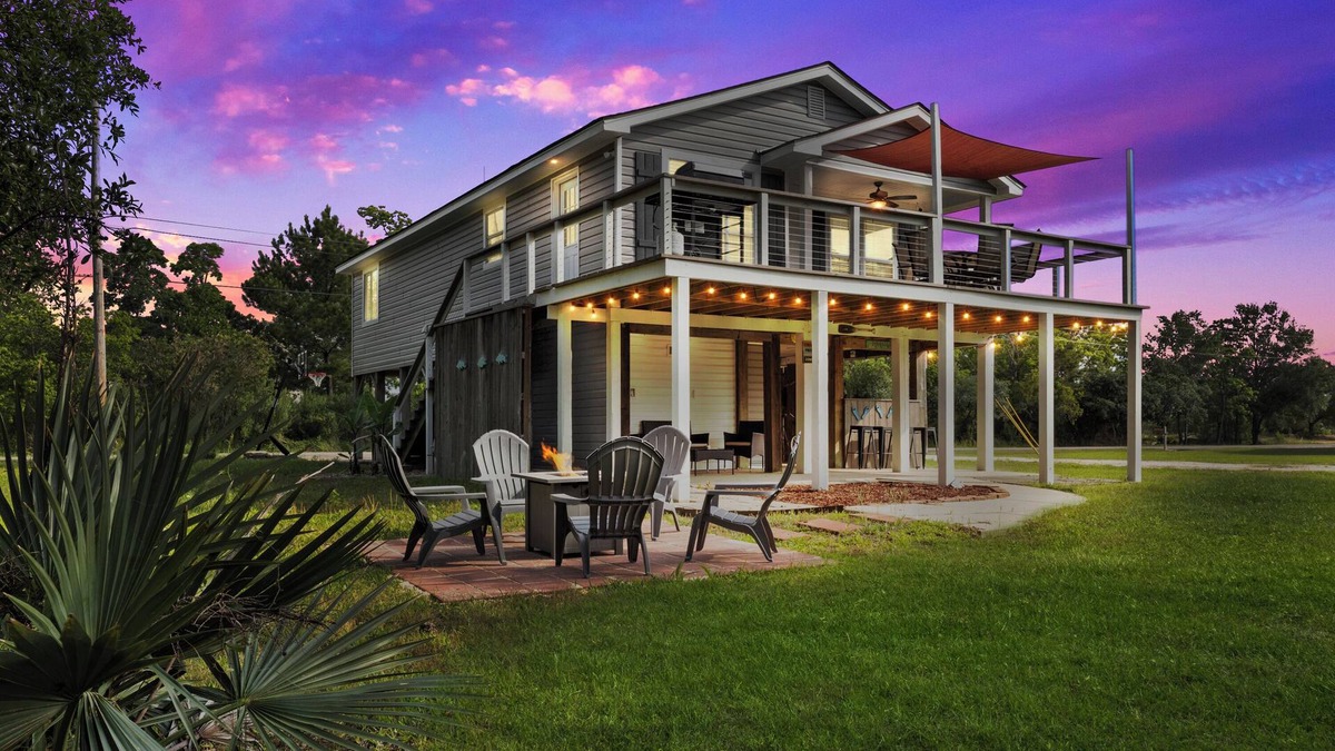 Shoreline Park House | Waterfront Outdoor Bar, Game Room, Fire pit, Grill, Fishing Bay St. Louis Home