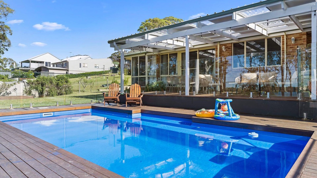 Brightwaters House | Waterfront Paradise Lodge Brightwaters