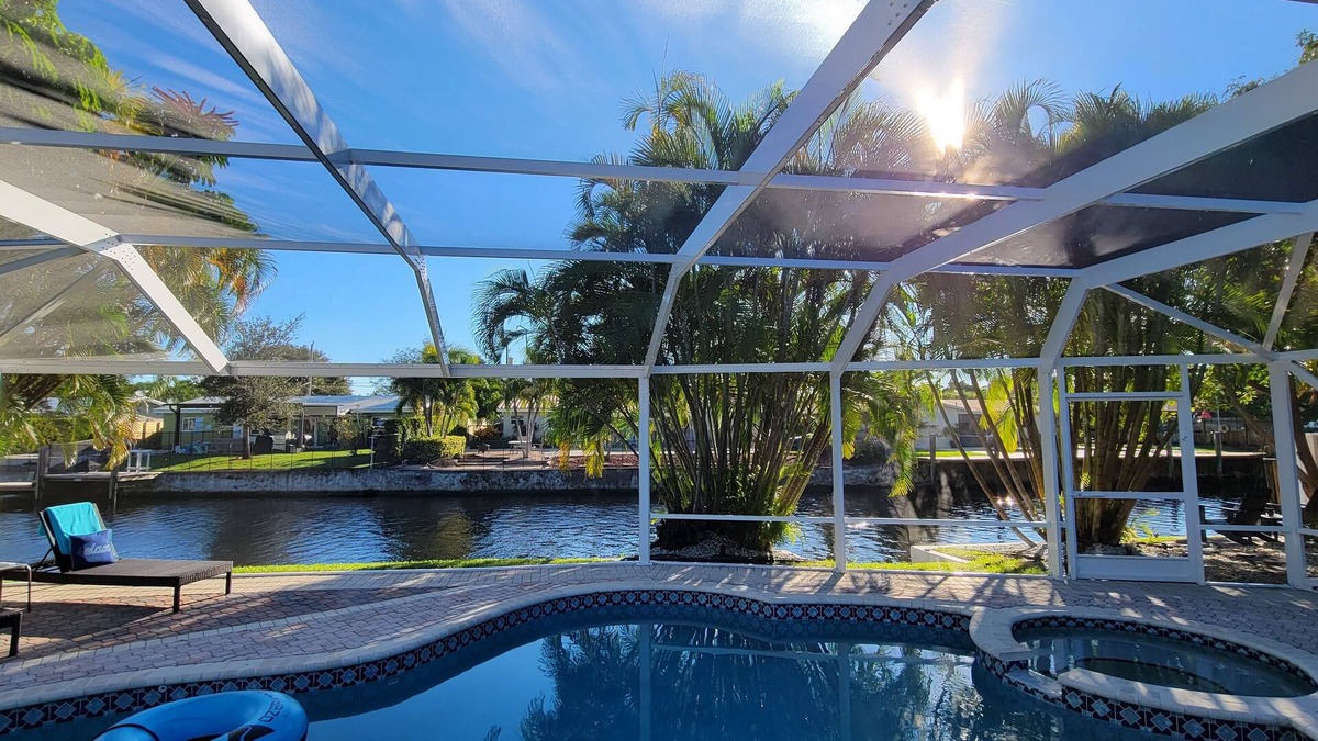 North Corals House | Waterfront Paradise/hot tub ~ outdoor bar & grill ~ miniature golf ~ playground