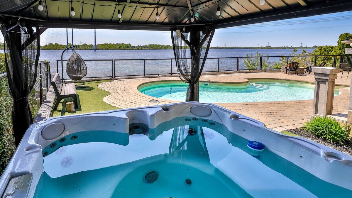 Lachenaie Apartment | Waterfront Paradise Apartment