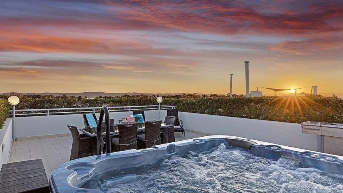 The Entrance Apartment | Waterfront Penthouse with heated jacuzzi and private rooftop terrace
