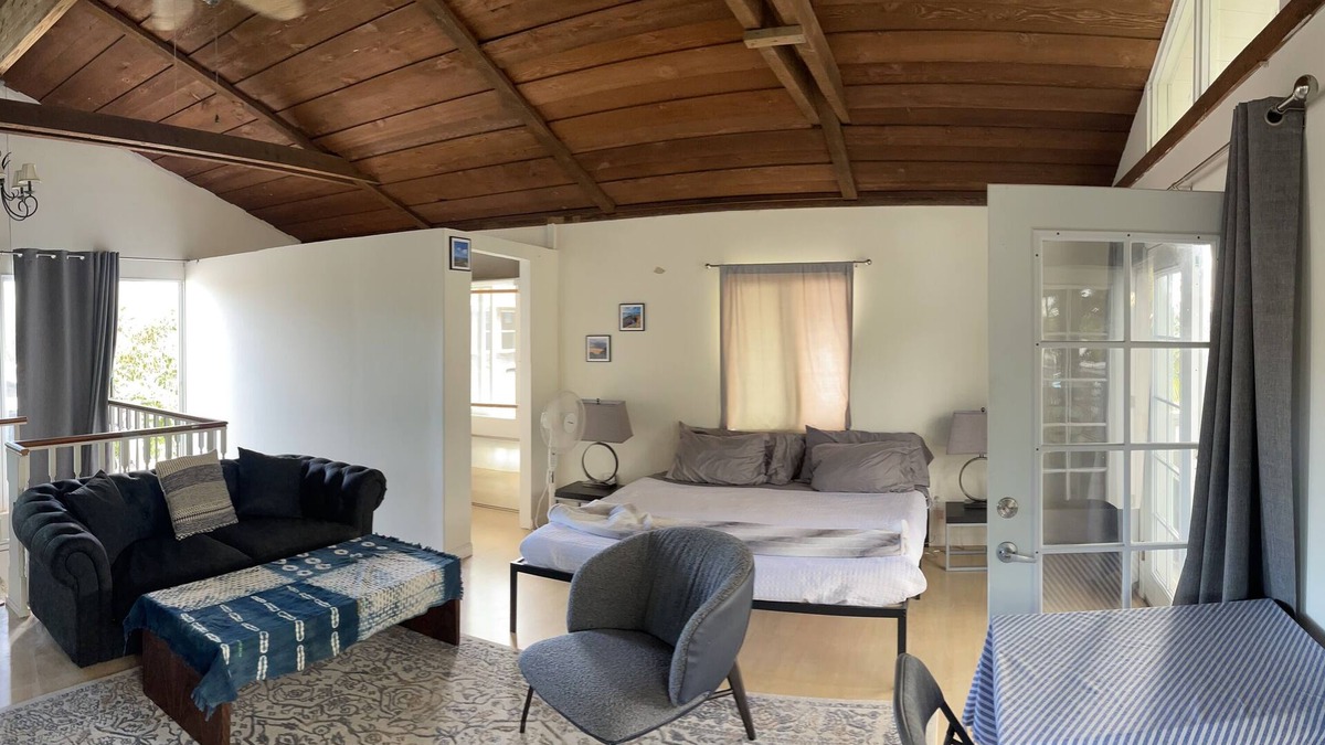 Portlock Apartment | Waterfront penthouse studio