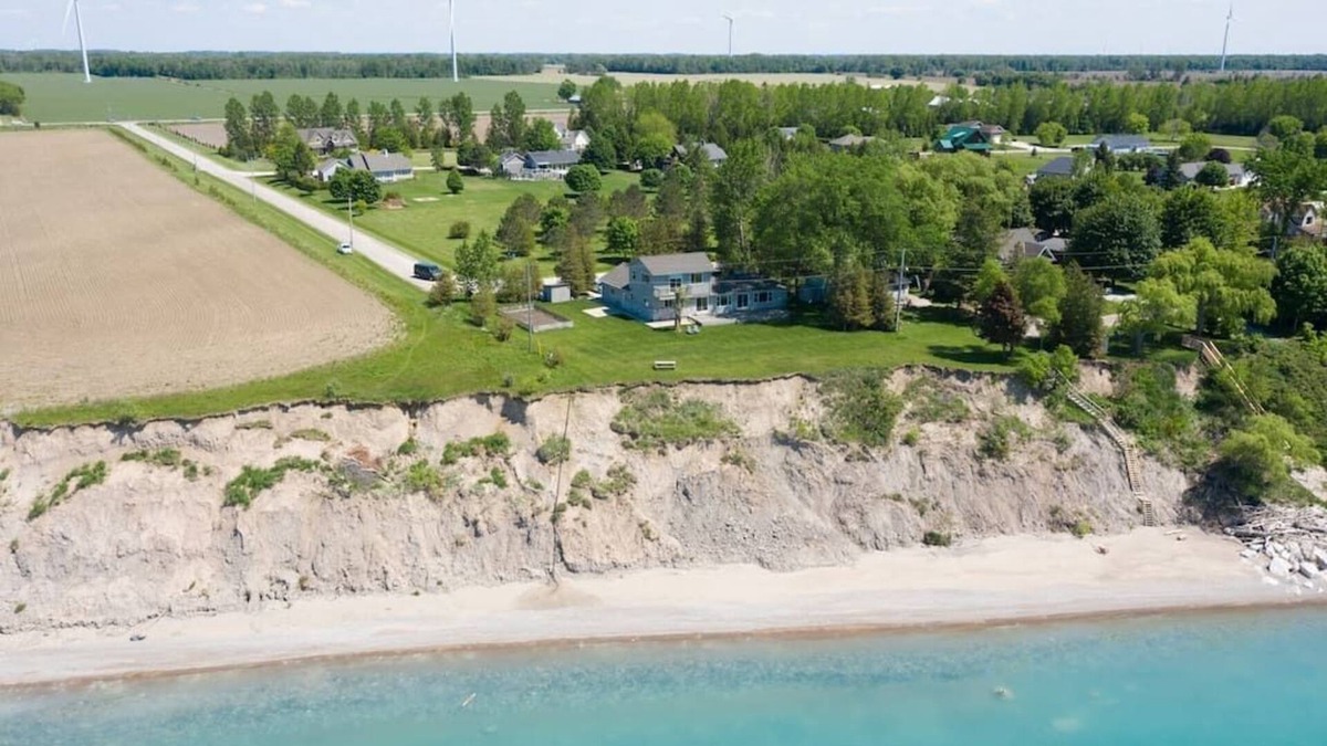 Dashwood Cottage | Waterfront /Private Beach w/Hot Tub by Grand Bend