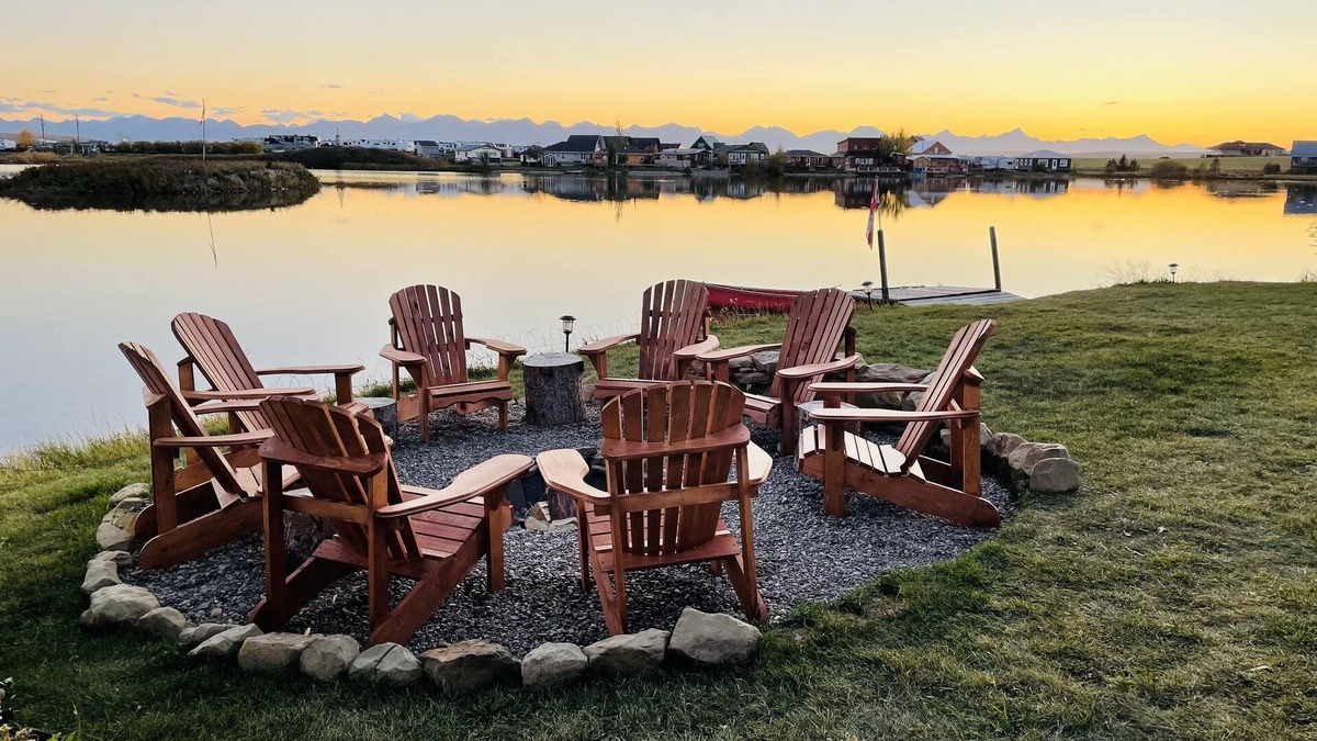 Division No. 3 House | Waterfront property 25 min from Waterton