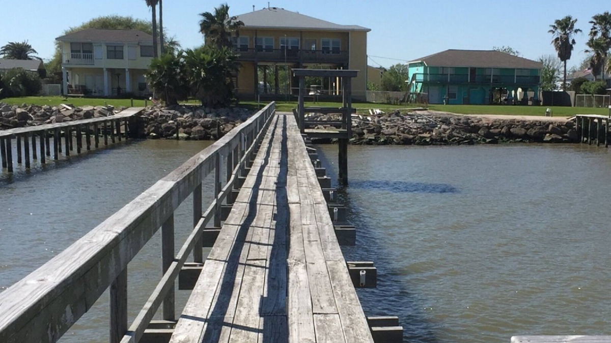 Dickinson House | Waterfront Property with a 300ft Pier w/Fishing Lights