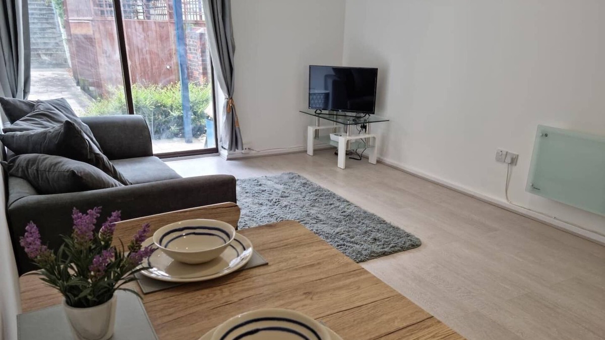 Burnham-on-Crouch Apartment | Waterfront Retreat - Modern 1 Bedroom Apartment