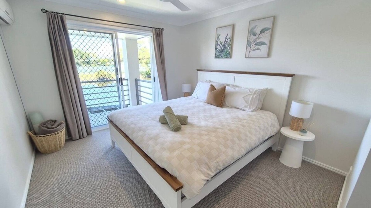 Mermaid Waters House | Waterfront Retreat ~ Sleeps 4