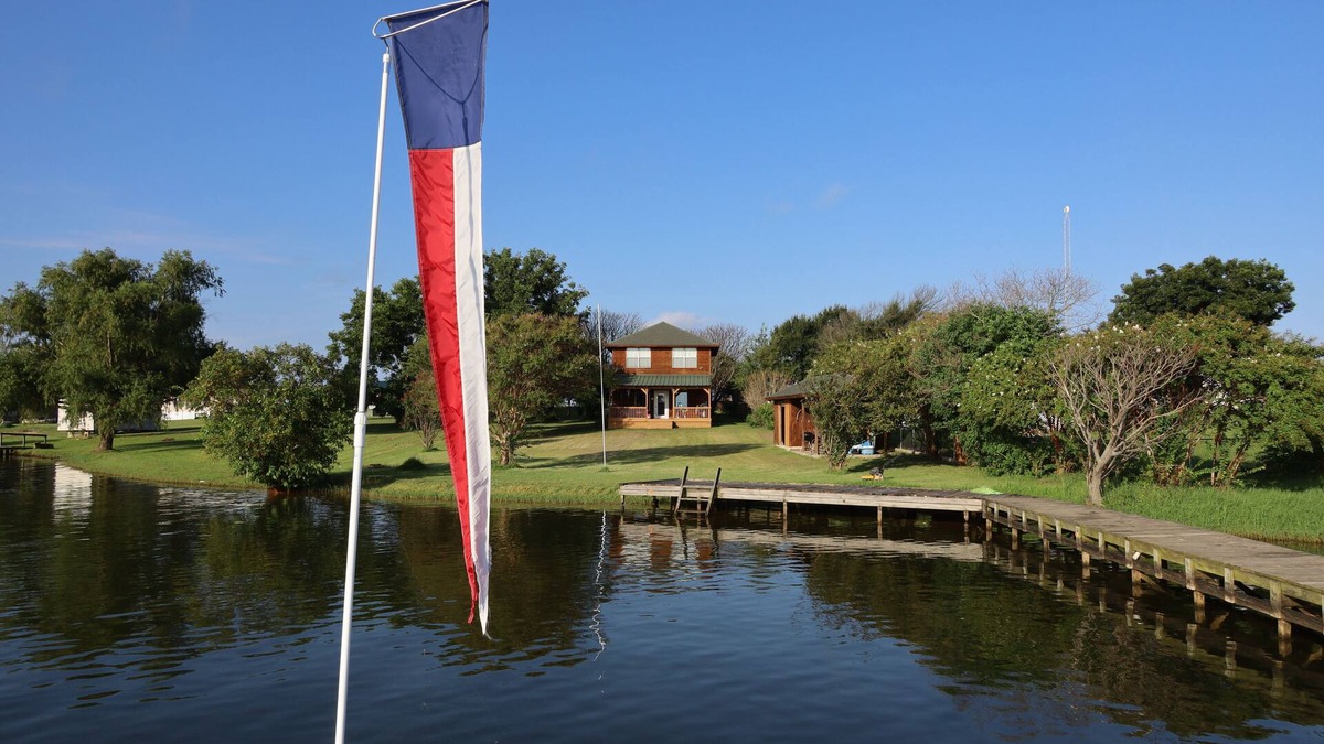 Cotton Gin Cabin | Waterfront Retreat, Lake Limestone