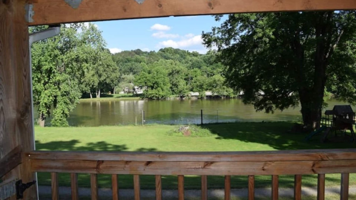 Draper House | Waterfront Retreat on New River/Claytor Lake