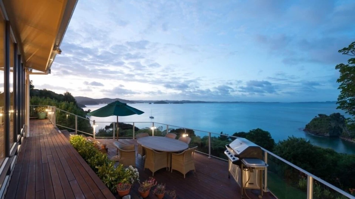 Russell House | Waterfront Retreat with Inspirational Views