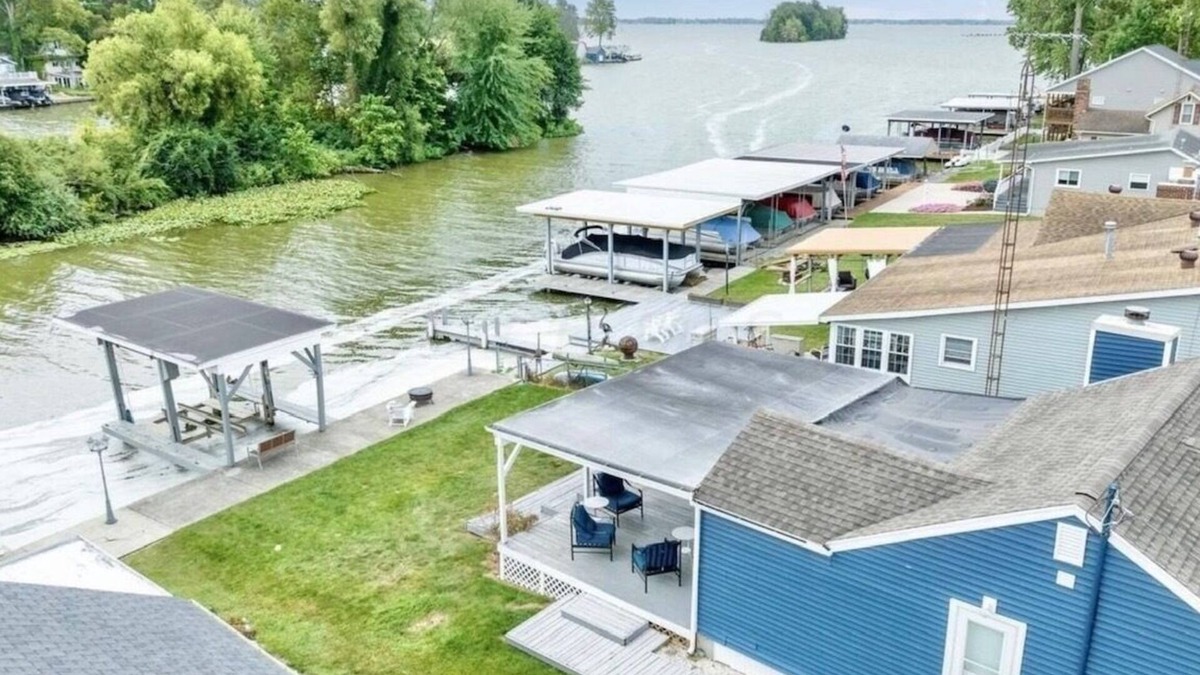 Lakeview Cottage | Waterfront Retreat with King Bed and Boat Docks