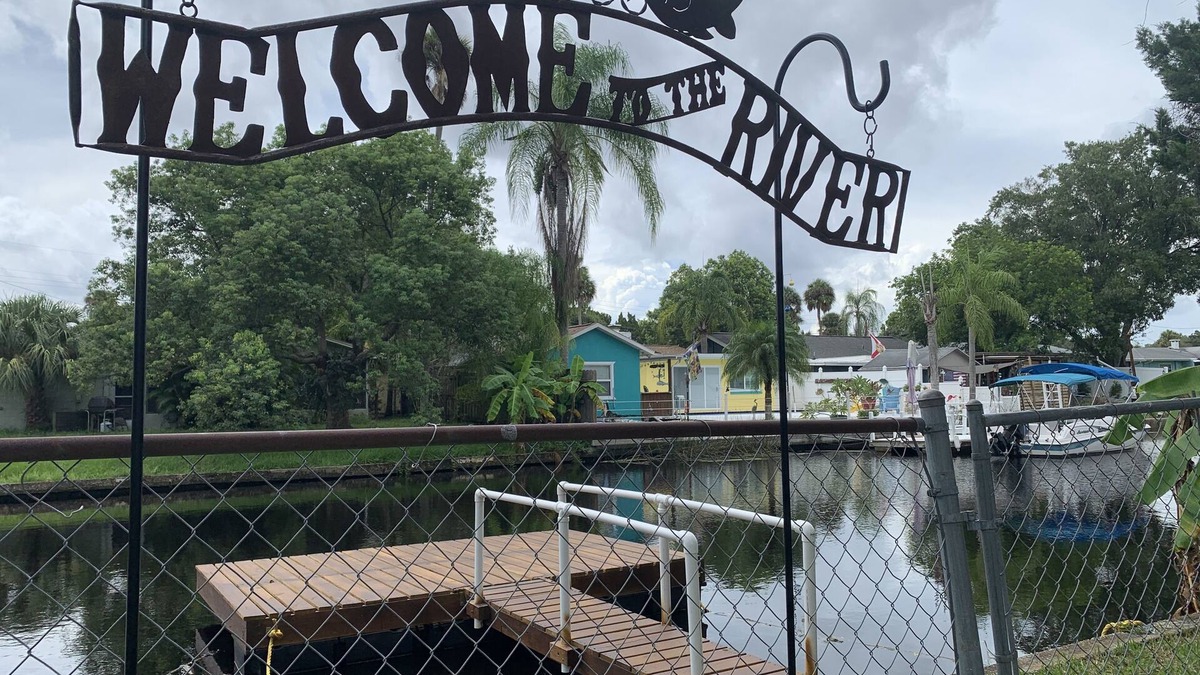 Tropic Shores House | 🛶🛥️WATERFRONT RIVER HOME FREE KYACKS! GULF ACCESS, FLOATING DOCK PETS WELCOME🐩🐈