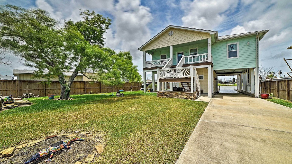 Rockport House | Waterfront Rockport Home w/Dock & 3 Kayaks!