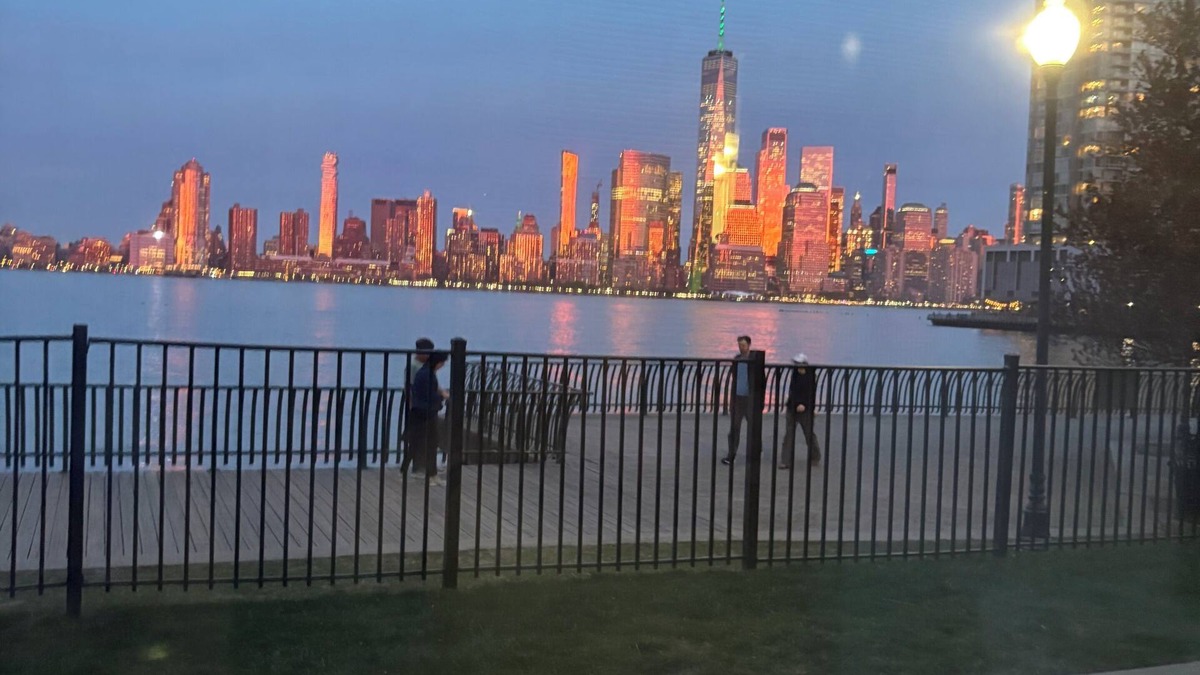 The Waterfront Apartment | Waterfront room in Downtown, Jersey City with Manhattan Skyline views