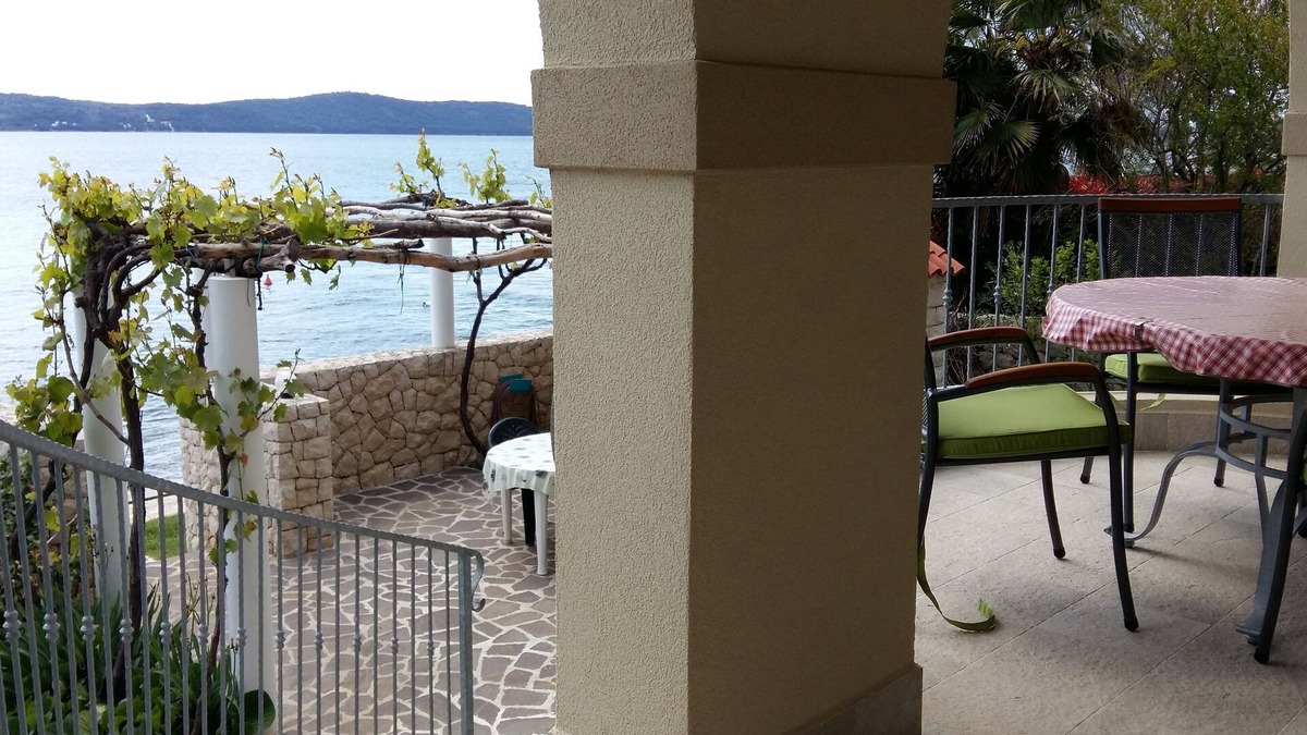 Bibinje Apartment | Waterfront Sea is your backyard