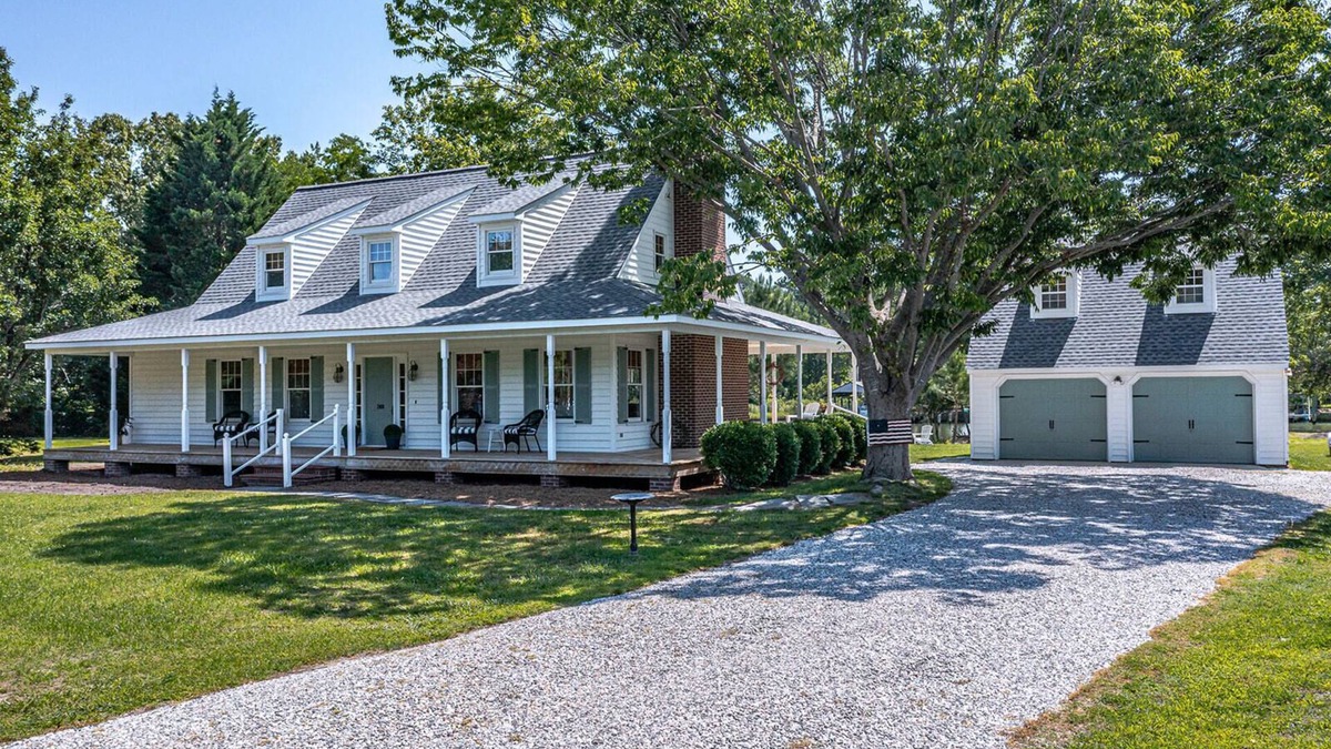 Mathews Cottage | WATERFRONT Southern Living Upscale Cottage close to Main St! Time to RELAX!