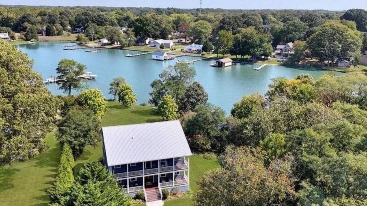 Deale House | Waterfront Spacious 5-bedroom vacation home with WiFi and AC in delightful Deale