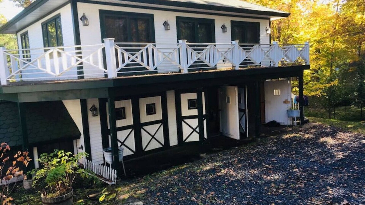 Florence House | Waterfront Splendor in the Woods.