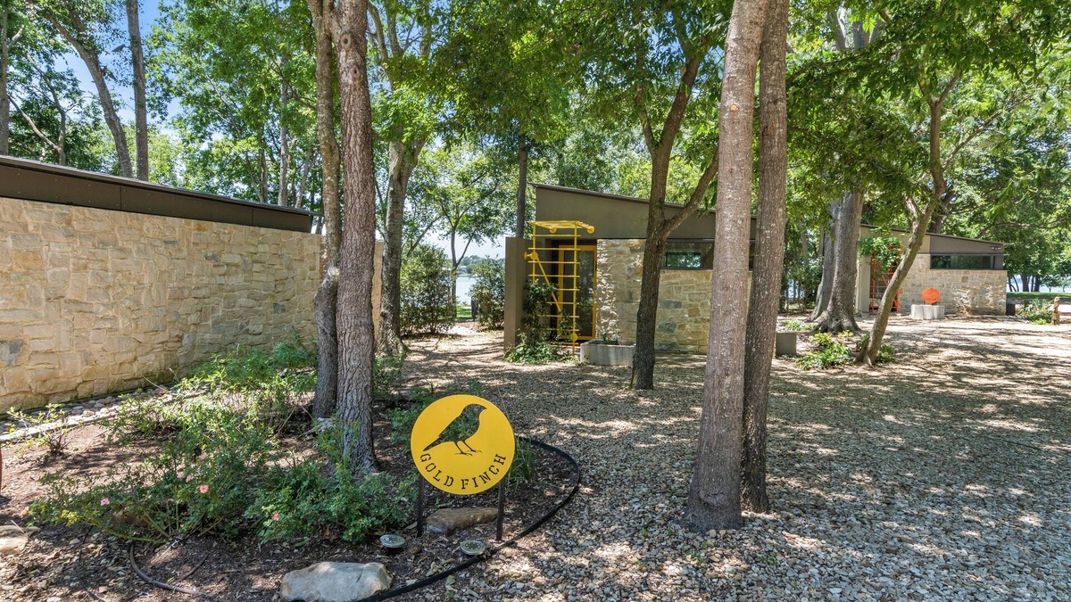 Malakoff Cottage | Waterfront stay w/private pickleball court, lakeside hammocks & cozy firepits