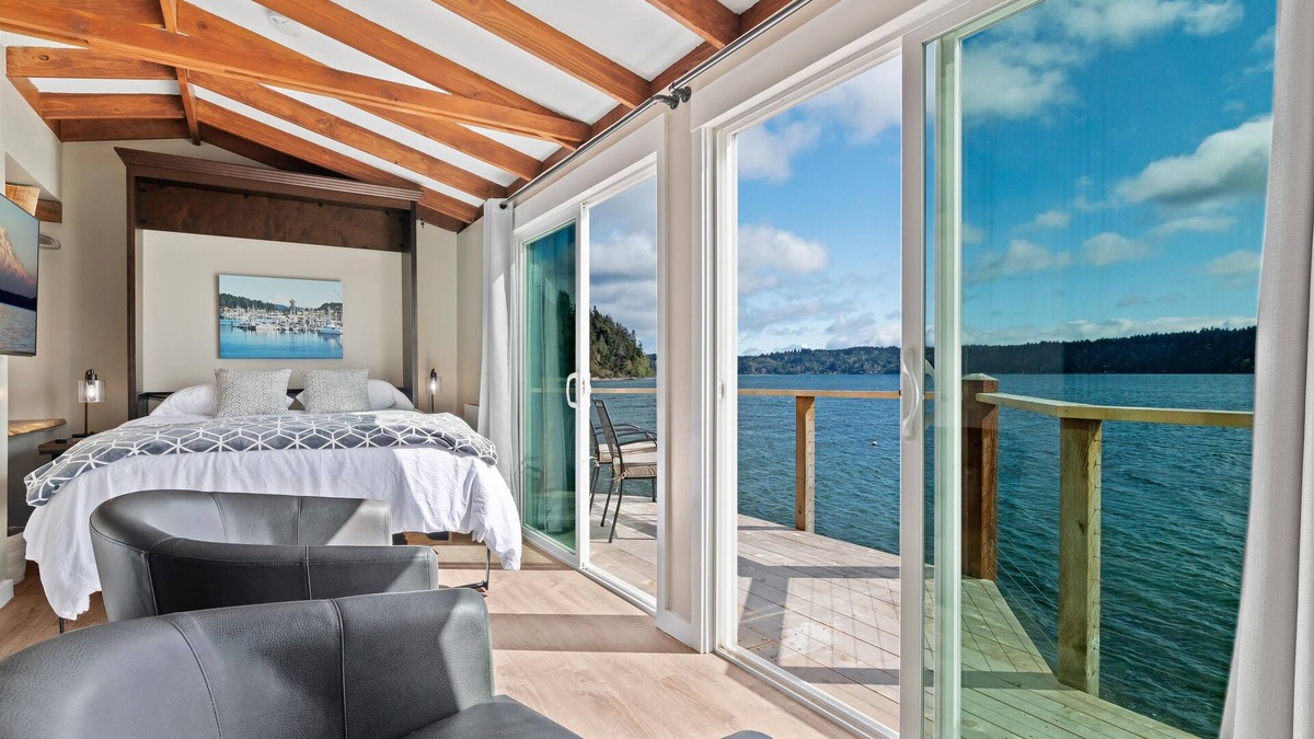 Gig Harbor Apartment | Waterfront Studio Apartment. Perfect for work or play.