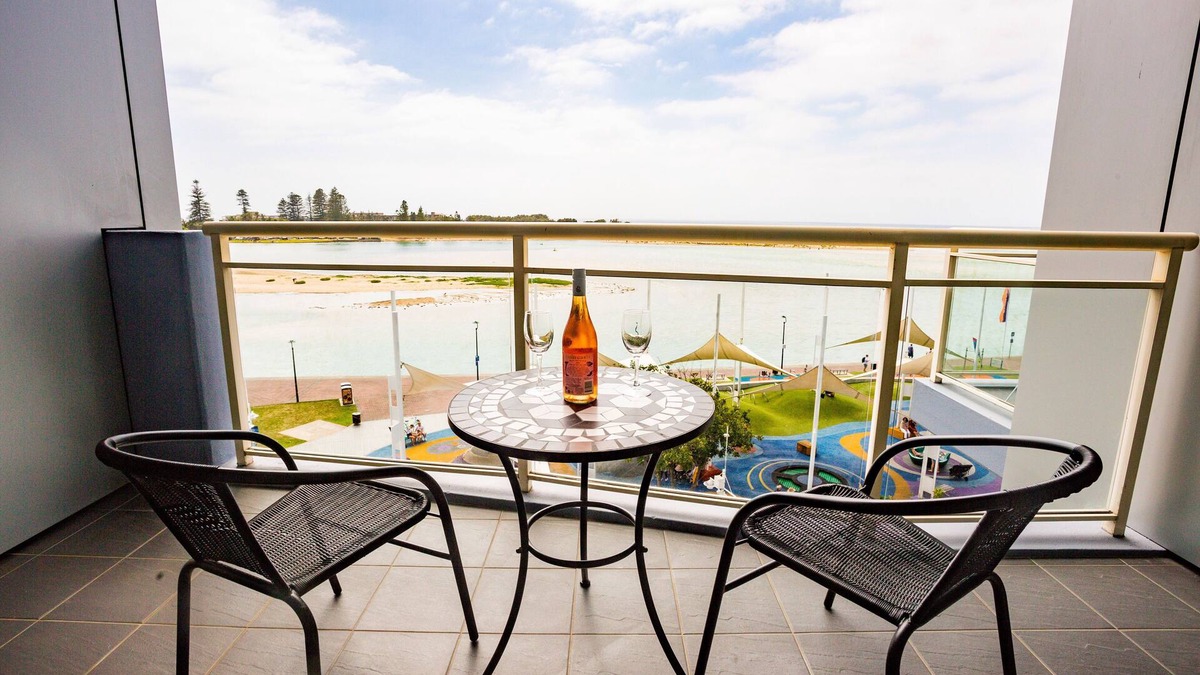 The Entrance House | WATERFRONT STUDIO APARTMENT AT THE OAKS RESORT
