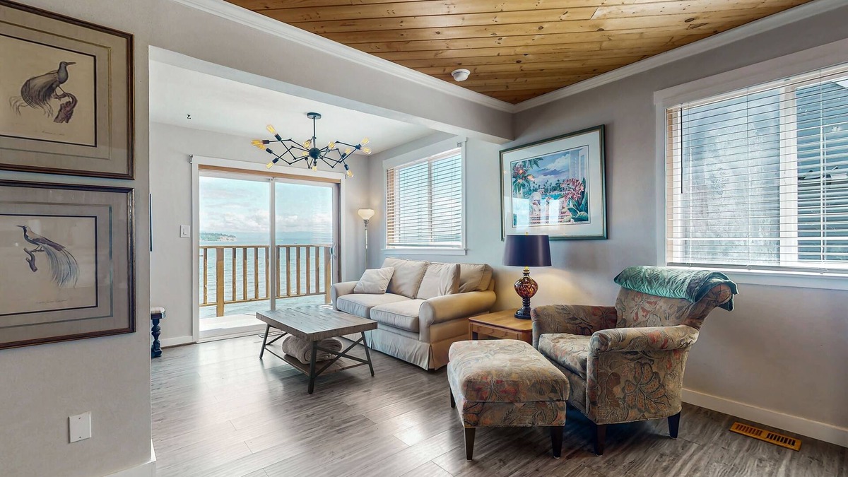 Langley Apartment | Waterfront studio cottage with stunning views