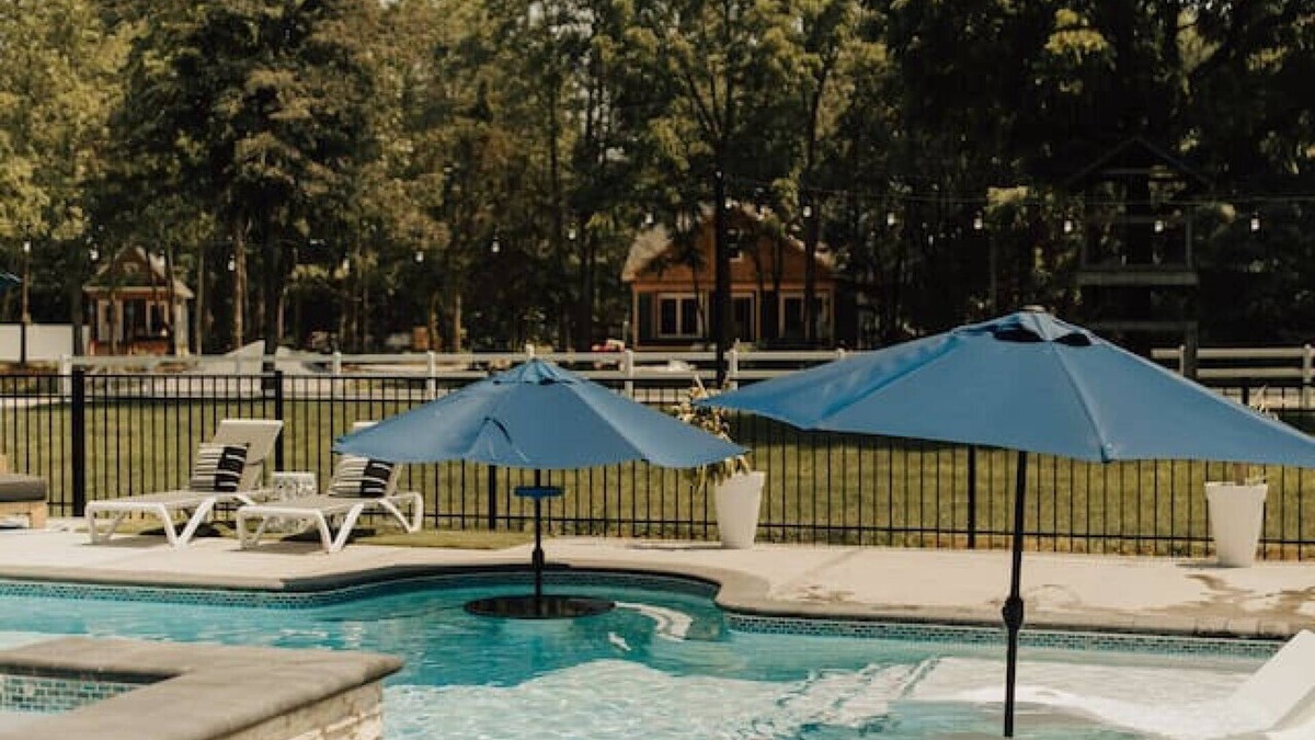 Lincoln Apartment | Waterfront studio w/pool - shopping and beaches