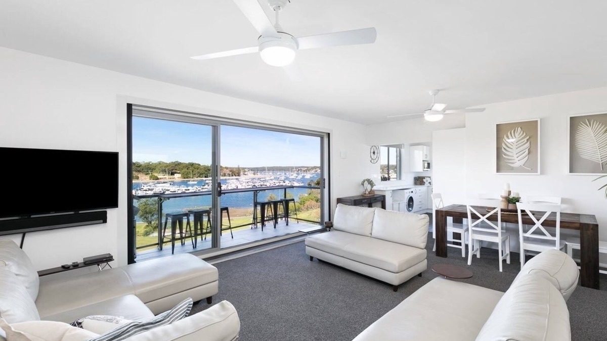 Cronulla Apartment | Waterfront. Stunning views. Close to everything. Awesome work from home location