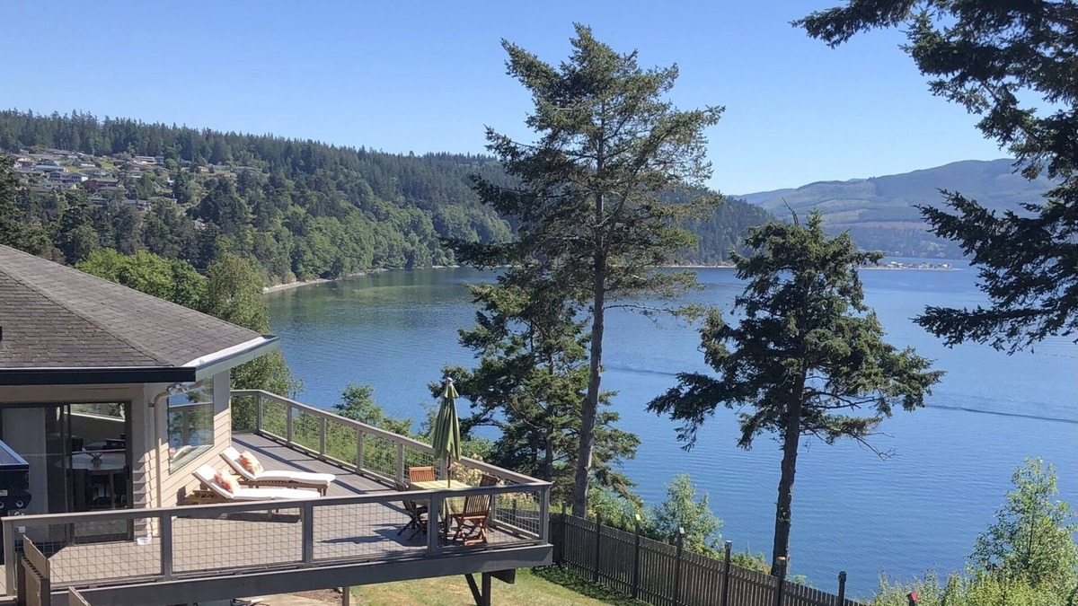 Adelma Beach House | Waterfront, Sunsets and Mountains - we accept pets!